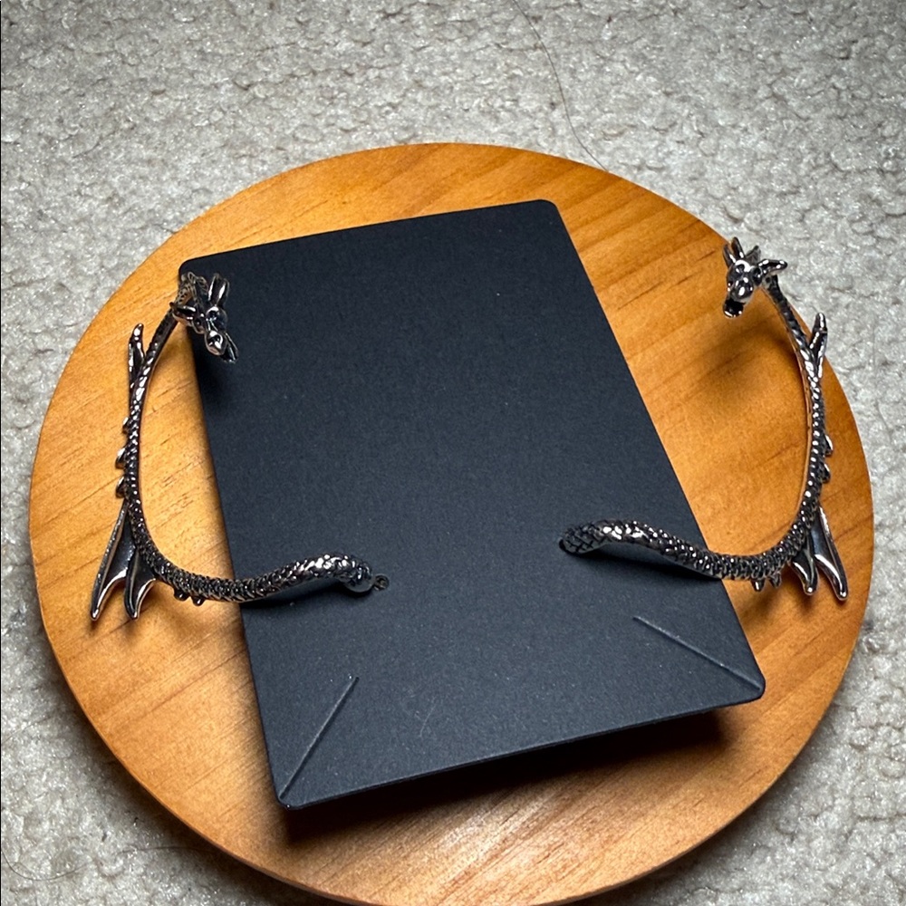 Dragon Design Silver Earrings. - Picture 4 of 6